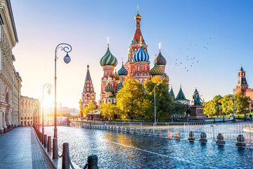 Собор Василия Блаженного и утреннее солнце St. Basil's Cathedral and the morning sun - obrazy, fototapety, plakaty