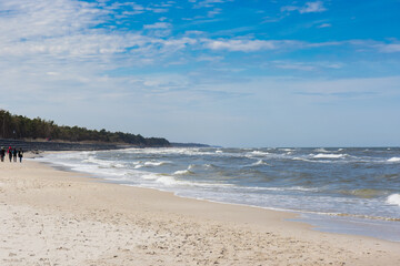Spacer plażą nad Morzem Bałtyckim w wietrzny, wiosenny dzień