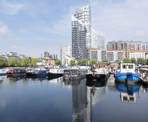 Obraz premium house boats and apartment buildings in london docklands near canary wharf