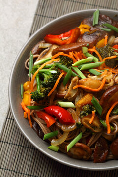 noodles with wok vegetables