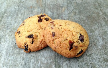cookies aux raisins secs sur fond bois
