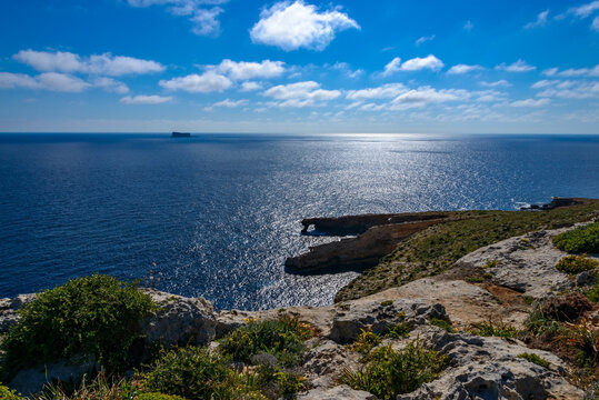 Wildromantische Klippenlandschaft mit Insel Fifla an Maltas Westk&uuml;ste