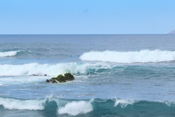 Fale na Oceanie Atlantyckim u wybrzeży Tenerife © Anna