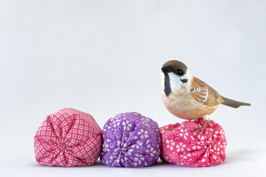 日本の遊び　お手玉とすずめ