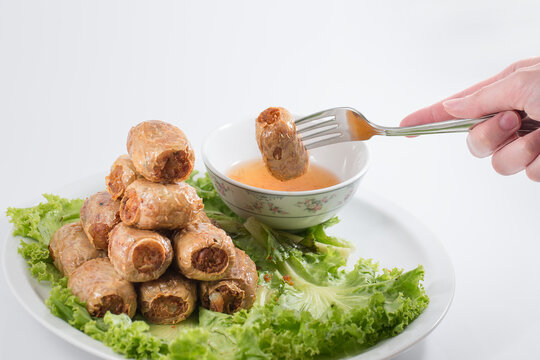 Using fork to eat Hoi Jo with sweet sauce
