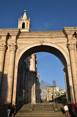 Fototapeta na wymiar Portail de la cathédrale de Aréquipa plaza de Armas au Pérou