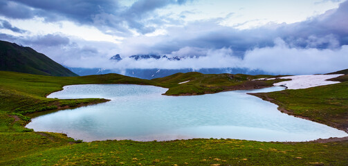 Obraz premium Beatiful high mountain lake with a panoramic view of the sky.