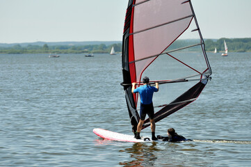 Ein Windsürfer gleiten auf dem Wasser