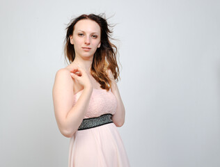 frau im rose Kleid