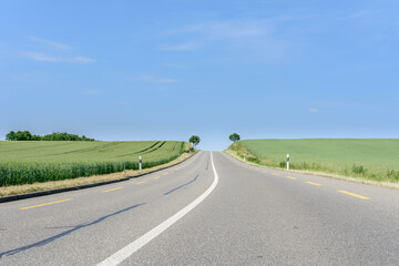 Strasse in den blauen Himmel 
