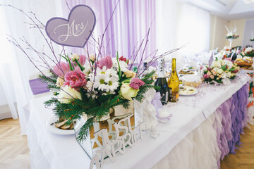 White lettering 'Just married' stands before porcelain angels on dinner table