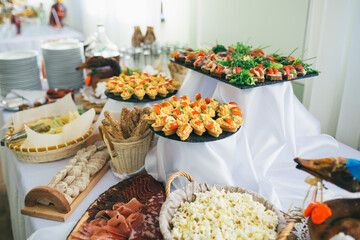 Black plates with snacks of bread and tomatoes
