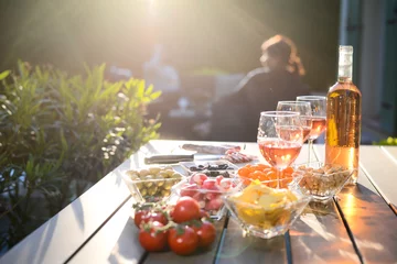 Crédence de cuisine en verre imprimé Buffet, Bar table de fête de brunch d& 39 été de vacances en plein air dans une cour de maison avec apéritif, verre de vin rosé, boisson fraîche et légumes biologiques