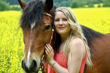 mit dem pferd im rapsfeld