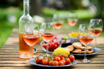 Foto op Plexiglas vakantie zomer brunch feesttafel buiten in een huis achtertuin met aperitief, glas rosé wijn, verse drank en biologische groenten © W PRODUCTION