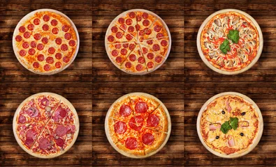 Foto auf Acrylglas Pizzeria Sechs verschiedene Pizza-Sets für das Menü. Traditionelle italienische Küche. Fleischpizza mit Mozzarella, Salami, Würstchen, Peperoni und Schinken.