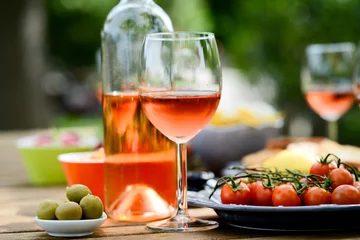 Papier Peint photo Lavable Alcool table de fête de brunch d& 39 été de vacances en plein air dans une cour de maison avec apéritif, verre de vin rosé, boisson fraîche et légumes biologiques