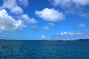 Naklejka na ściany i meble 沖縄人気のリゾート地、宮古島の透き通る空と海