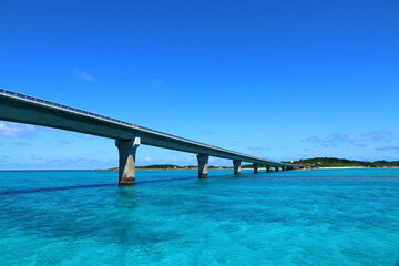 人気のリゾート沖縄、宮古島の伊良部大橋と透き通った青い海と空