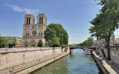 Fototapeta na wymiar Notre Dame de Paris en bord de Seine 