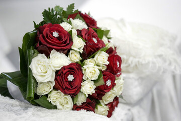 Bouquet da Sposa di rose rosse e bianche con diadema al centro