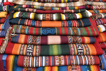 Tissus indiens au marché inca de Pisac au Pérou - obrazy, fototapety, plakaty