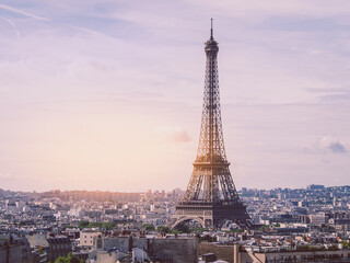 Fototapeta premium Paryż gród z wieżą Eiffla w półmroku. widok na wieżę Eiffla z Are de Triomphe