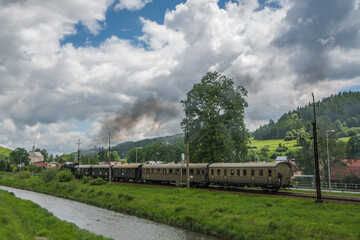 Obraz premium Kolej retro Doliną Popradu - Nowy Sącz-Krynica -Zdrój