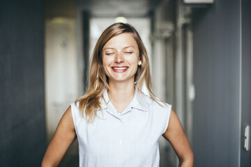 Junge blonde Frau auf Jobsuche