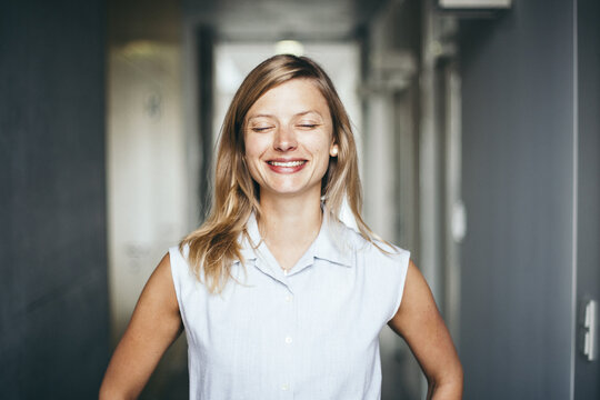 Junge blonde Frau auf Jobsuche