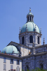 Fototapeta na wymiar cupola del duomo di como da visitare per turismo lombardia italia europa italy europe