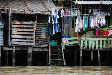 Fototapeta na wymiar Life in the slums of Bangkok,Thailand, river
