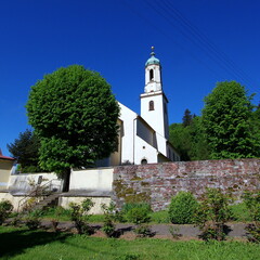 Wieża kościoła pw. św. Michała Archanioła w Mieroszowie w słoneczny niedzielny poranek