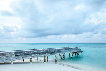 Fototapeta na wymiar Holzsteg am Strand, Malediven
