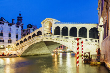 Fototapeta na wymiar Night view of the Rialto Bridge in Venice
