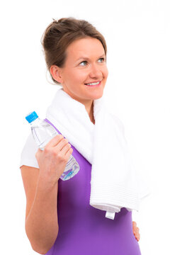 sportliche frau h&auml;lt wasserflsche und denkt nach