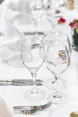 Gl&auml;aser auf gedecktem Tisch