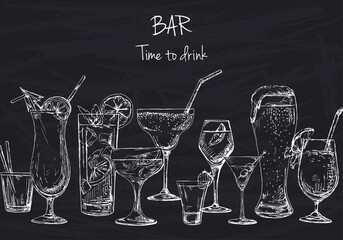 Panele Szklane  Tło z różnymi koktajlami. Rysowanie kredą na tablicy. Podpis: bar, czas na drinka. Umieść na swoim tekście. Ilustracja wektorowa stylu szkicu.