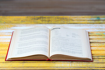 Obraz premium Open book on wooden table.