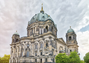 Fototapeta na wymiar HDR shot of the Berliner Dom with trees