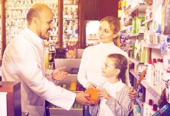 Fototapeta na wymiar Mature pharmacist consulting customers