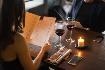 Foto op Canvas Vrolijk stel met menu in een restaurant om te bestellen © alfa27