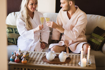 Mature couple relaxing together at day spa - obrazy, fototapety, plakaty