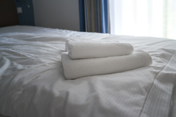 Bettwäsche mit den Handtüchern im Stappel