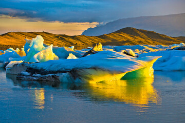 Obrazy  Piękny widok na góry lodowe w lagunie lodowcowej Jokulsarlon, Islandia, koncepcja globalnego ocieplenia, selektywne focus