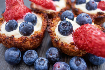 Mascarpone cookie with blueberry and strawberry