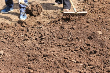земля готовится для посадки уличной клумбы