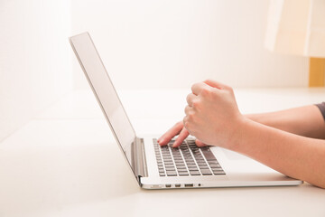 ビジネス　ガッツポーズ