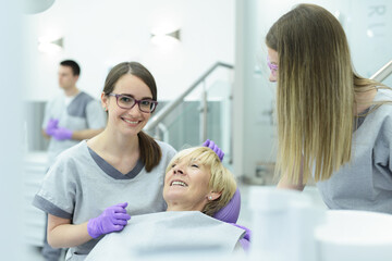 Obraz premium A woman in a dentist chair