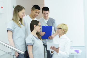 Obraz premium Professor with interns